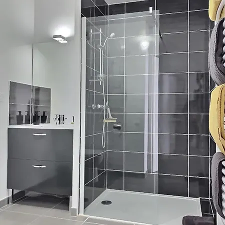 Apartman A 600m De La Mer, Coquet Avec Terrasse Pour 4 Personnes *